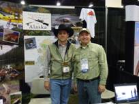 Kevin Paulson from HuntingLife.com visiting with Scott Hed at the 2008 RMEF annual convention.
